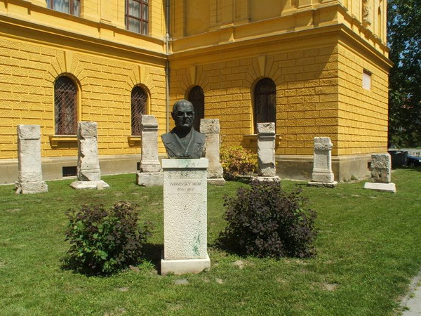 02 -- A múzeumigazgató mellszobra, háttérben római kőfaragványok_resize