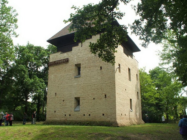 22 -- A dombóvári Szigeterdő tornyát nemrégiben húzták fel_resize