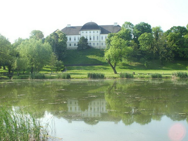 Az egykori Forgách-kastély a park felől
