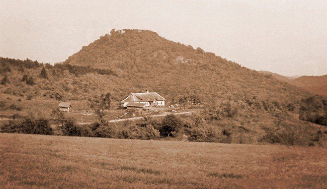 Derenk-Vidomaj és a hegytetőn emelkedő várrom (’50-es évek).