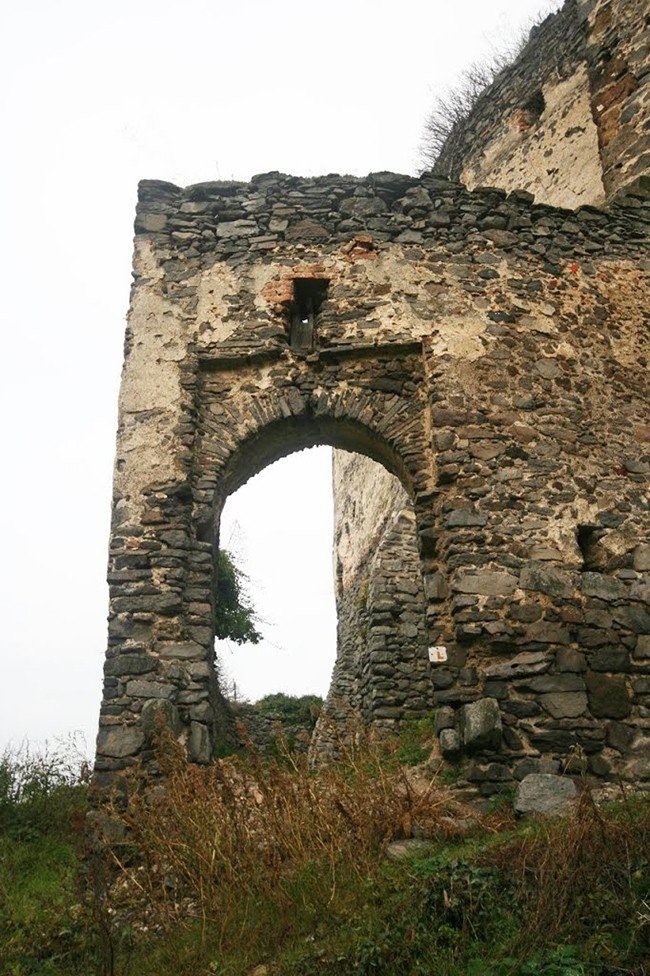 Az alsóvár külső kapuja (Fotó: http://static.panoramio.com/)