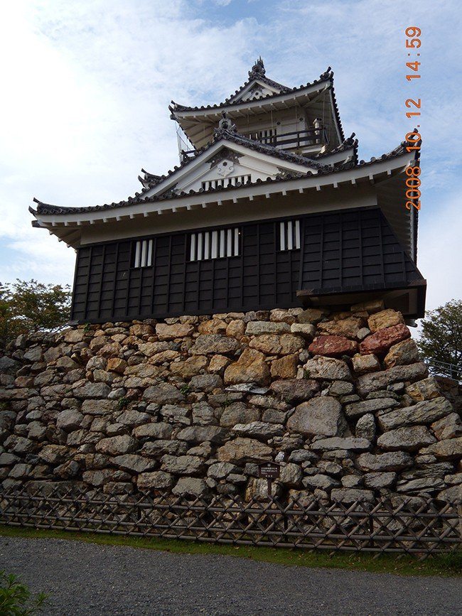 Az egykori torony helyén a XX. század közepén pagoda jellegű vártornyot építettek.