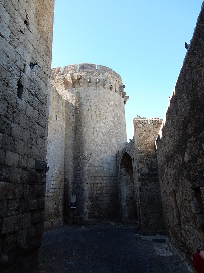 Porta di Castello, háttérben a Matilda torony (Tarquinia)