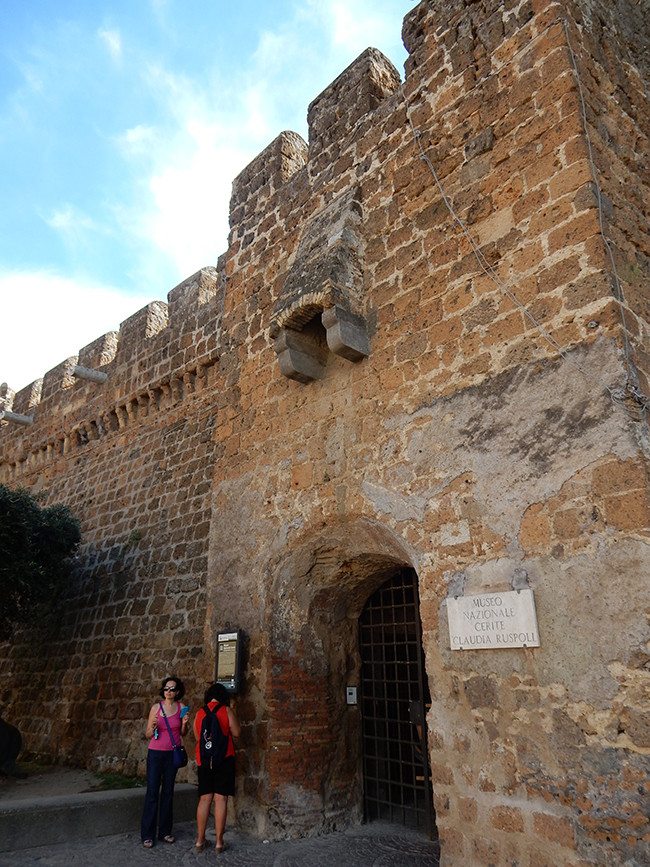 A múzeum bejárata, a kapu feletti szuroköntővel (Cerveteri)