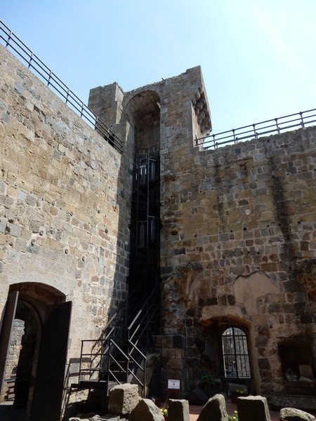 Feljáró a toronyba és a gyilokjáróra (Bolsena)