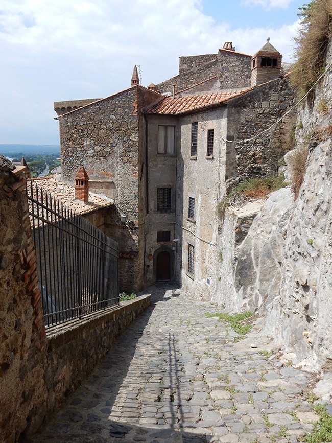 Útban a vár felé a szűk középkori utcákon (Bolsena)