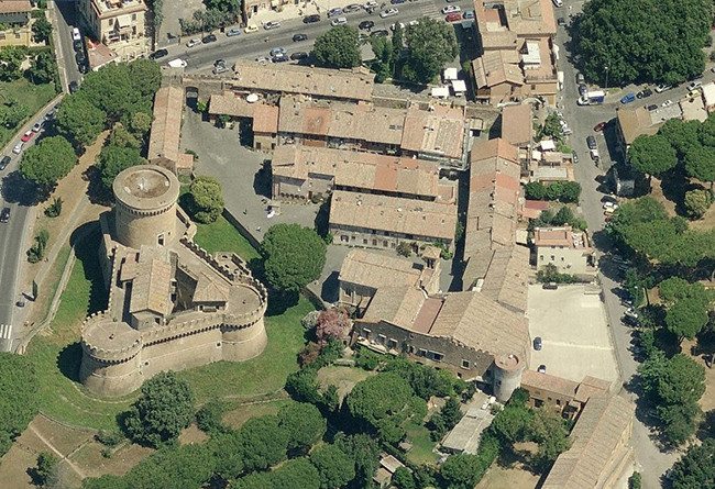 A II. Gyula vár felülnézetből (Ostia) (forrás: http://www.ostiaantica.net/album/borgo_medioevale/ostia_antica_-_borgo_-_vista_aerea_nord.jpg)